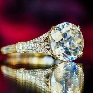 Timeless Silver and White Diamond Ring with Pavé Detailing